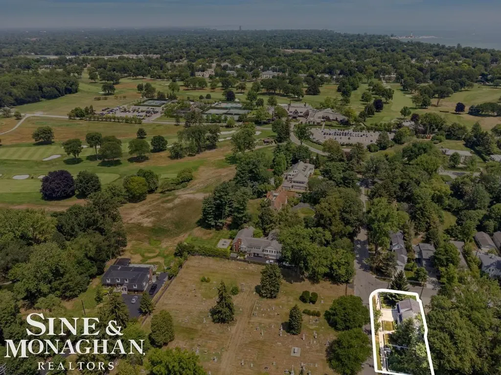 370 Country Club Lane Grosse Pointe Farms City MI 48236