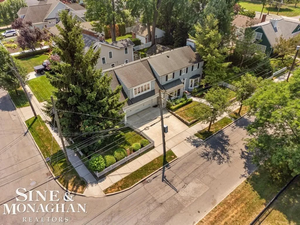 370 Country Club Lane Grosse Pointe Farms City MI 48236