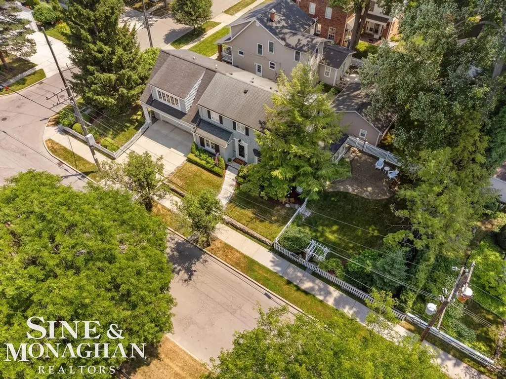 370 Country Club Lane Grosse Pointe Farms City MI 48236