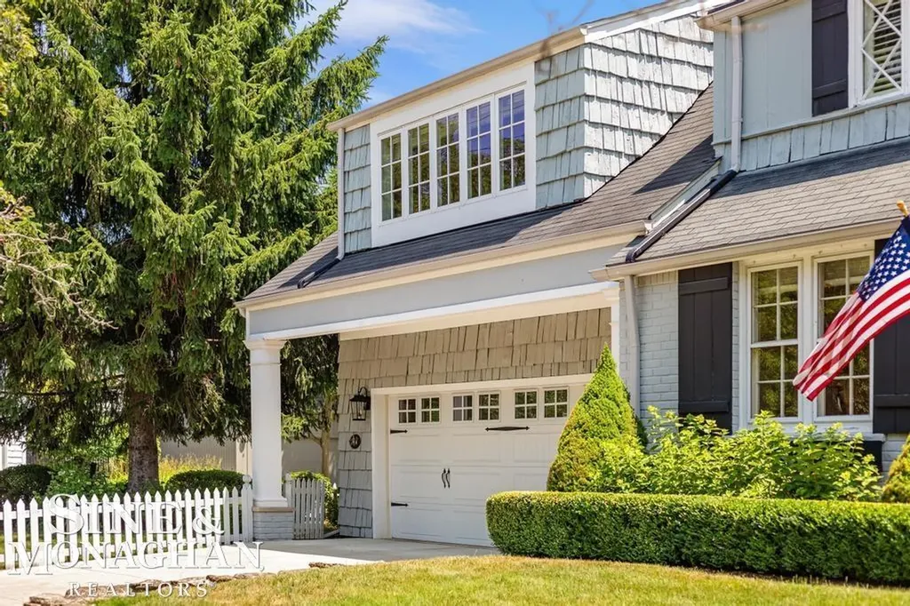 370 Country Club Lane Grosse Pointe Farms City MI 48236