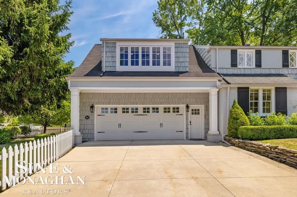 370 Country Club Lane Grosse Pointe Farms City MI 48236
