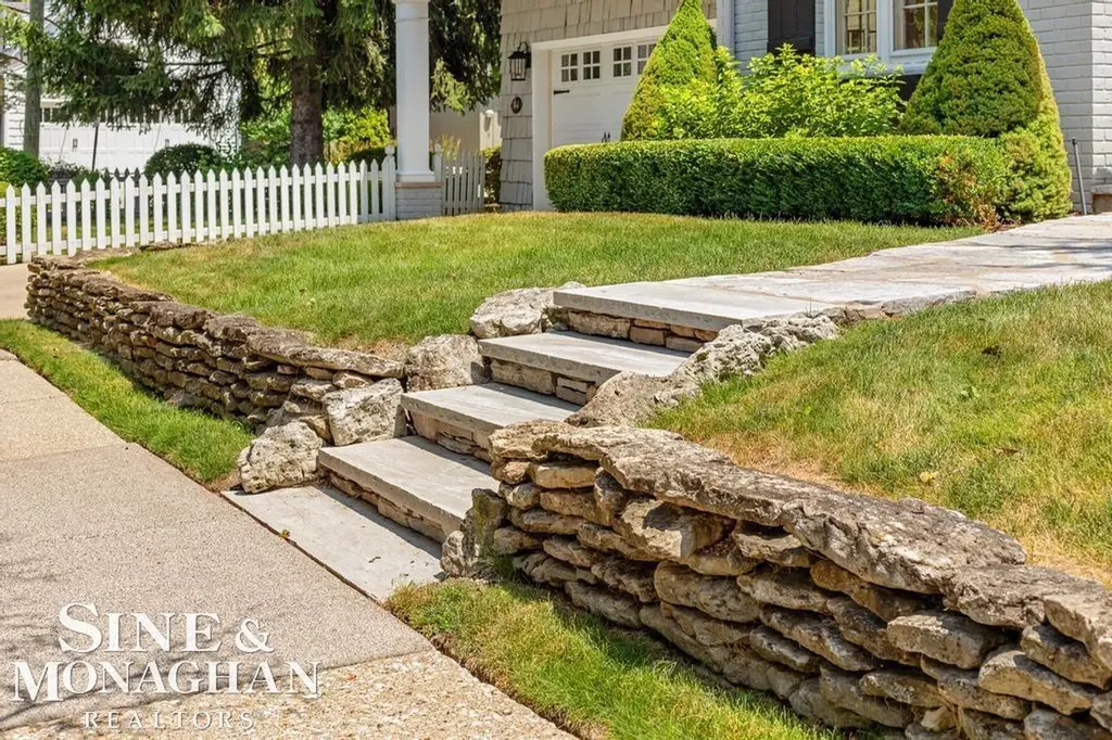370 Country Club Lane Grosse Pointe Farms City MI 48236