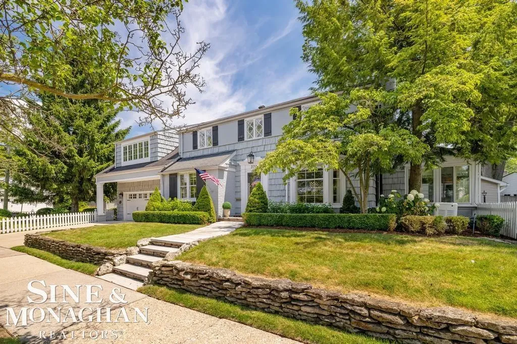 370 Country Club Lane Grosse Pointe Farms City MI 48236