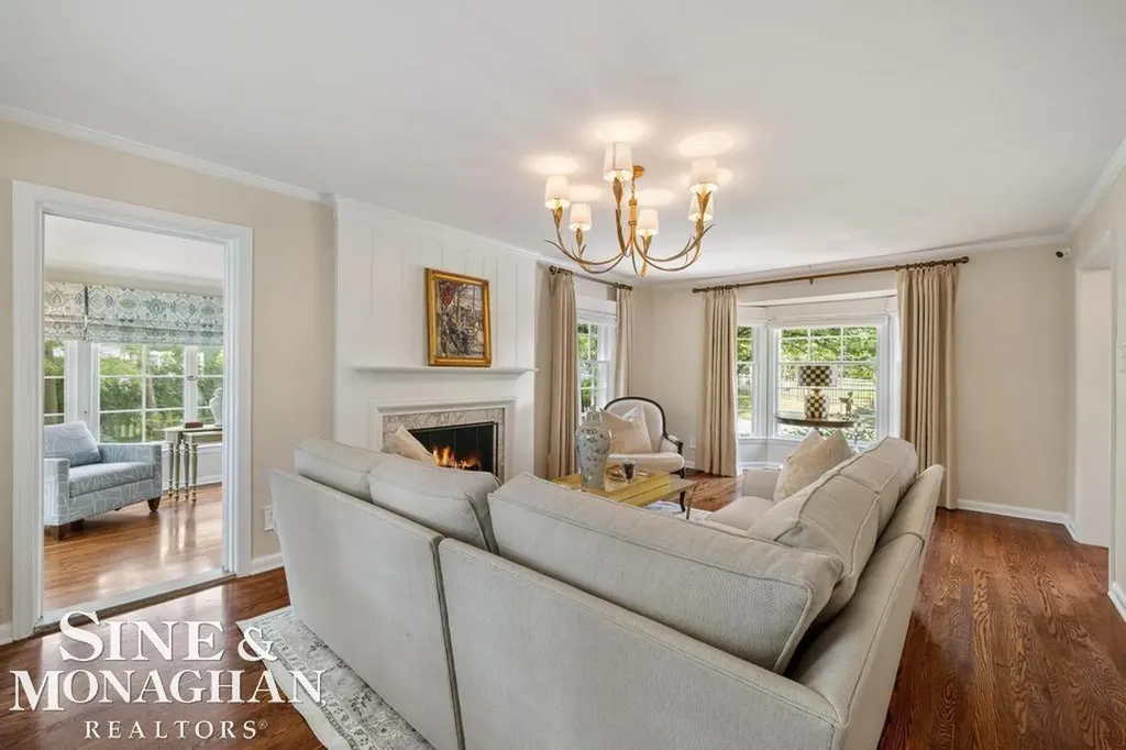 370 Country Club Lane Grosse Pointe Farms City MI 48236