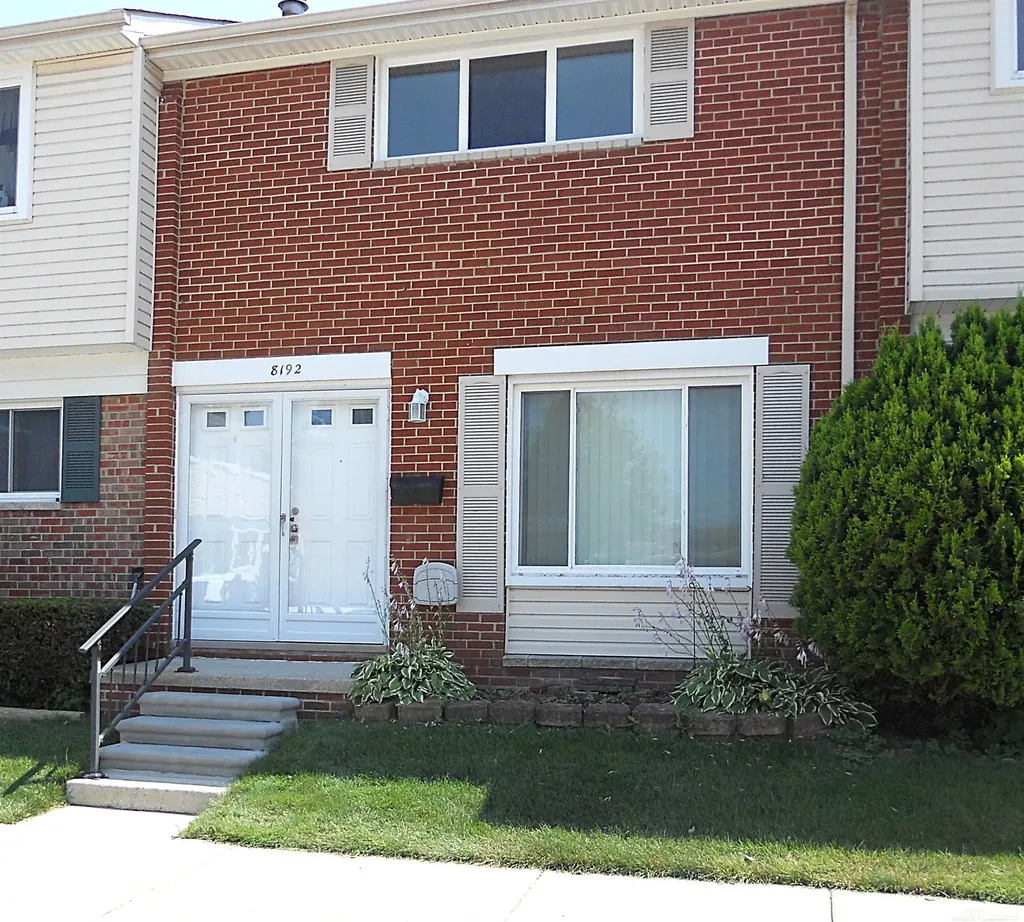 8192 Farnum Avenue Warren City MI 48093
