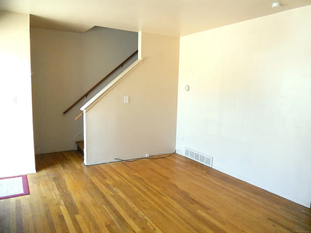8192 Farnum Avenue Warren City MI 48093