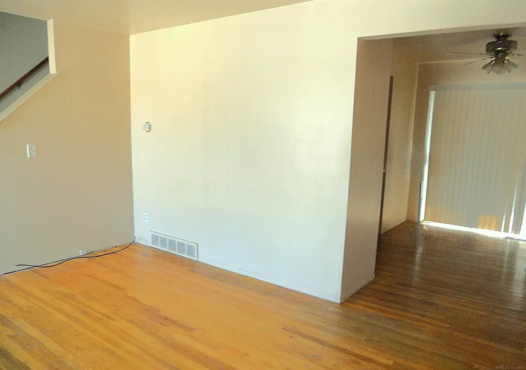 8192 Farnum Avenue Warren City MI 48093