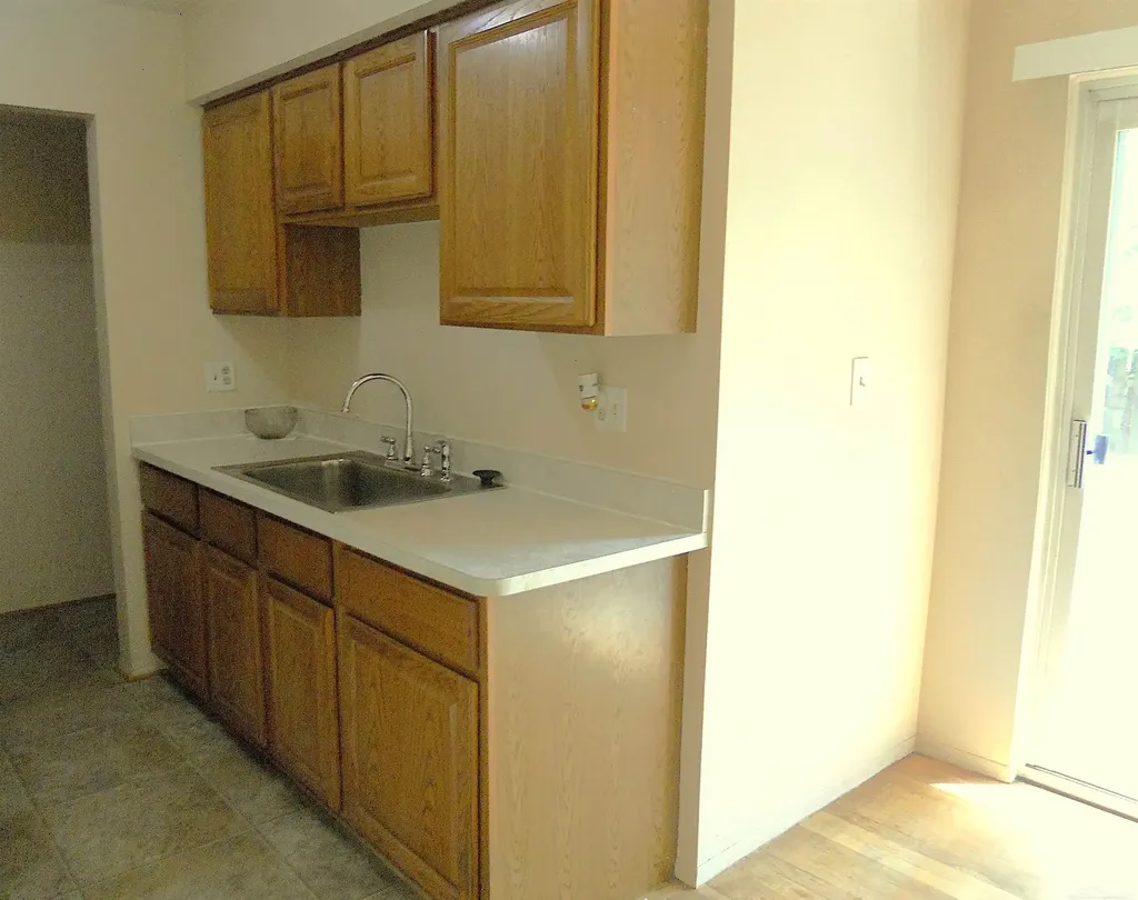 8192 Farnum Avenue Warren City MI 48093
