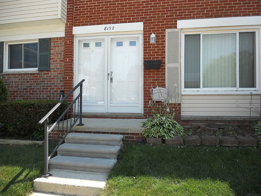 8192 Farnum Avenue Warren City MI 48093