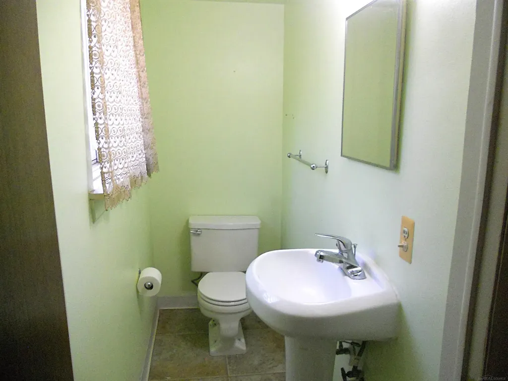 8192 Farnum Avenue Warren City MI 48093
