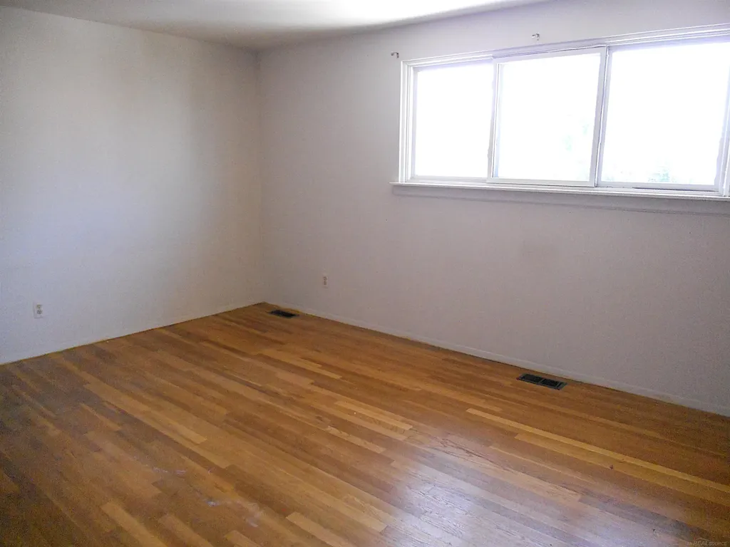 8192 Farnum Avenue Warren City MI 48093