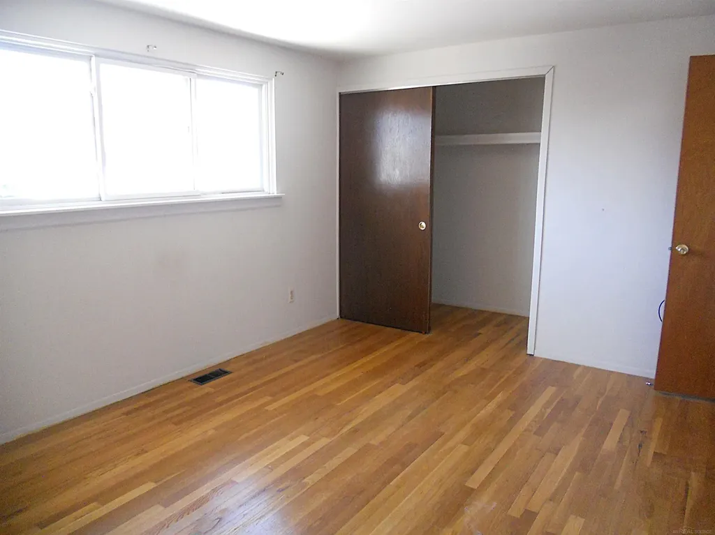 8192 Farnum Avenue Warren City MI 48093
