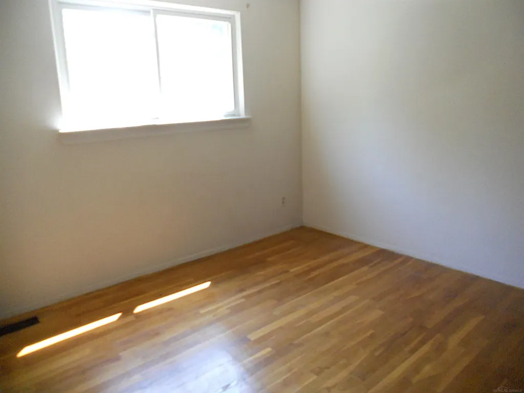 8192 Farnum Avenue Warren City MI 48093