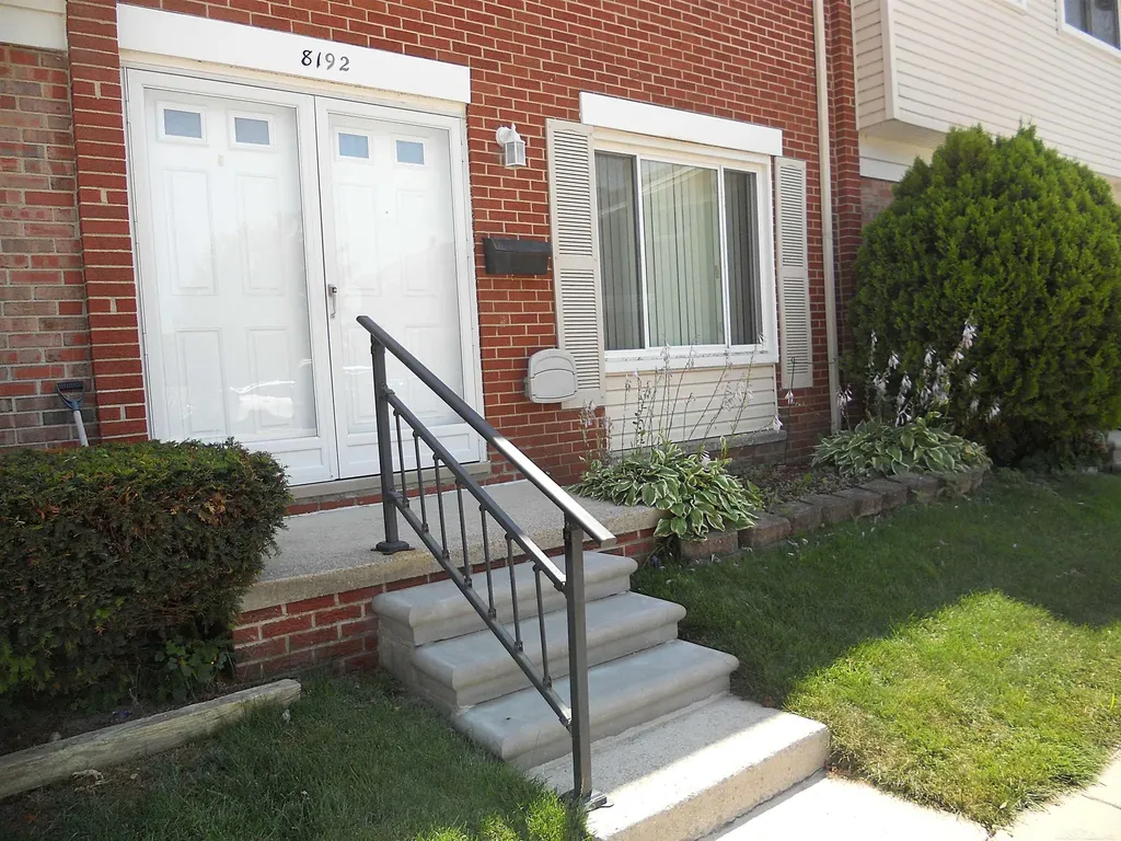 8192 Farnum Avenue Warren City MI 48093