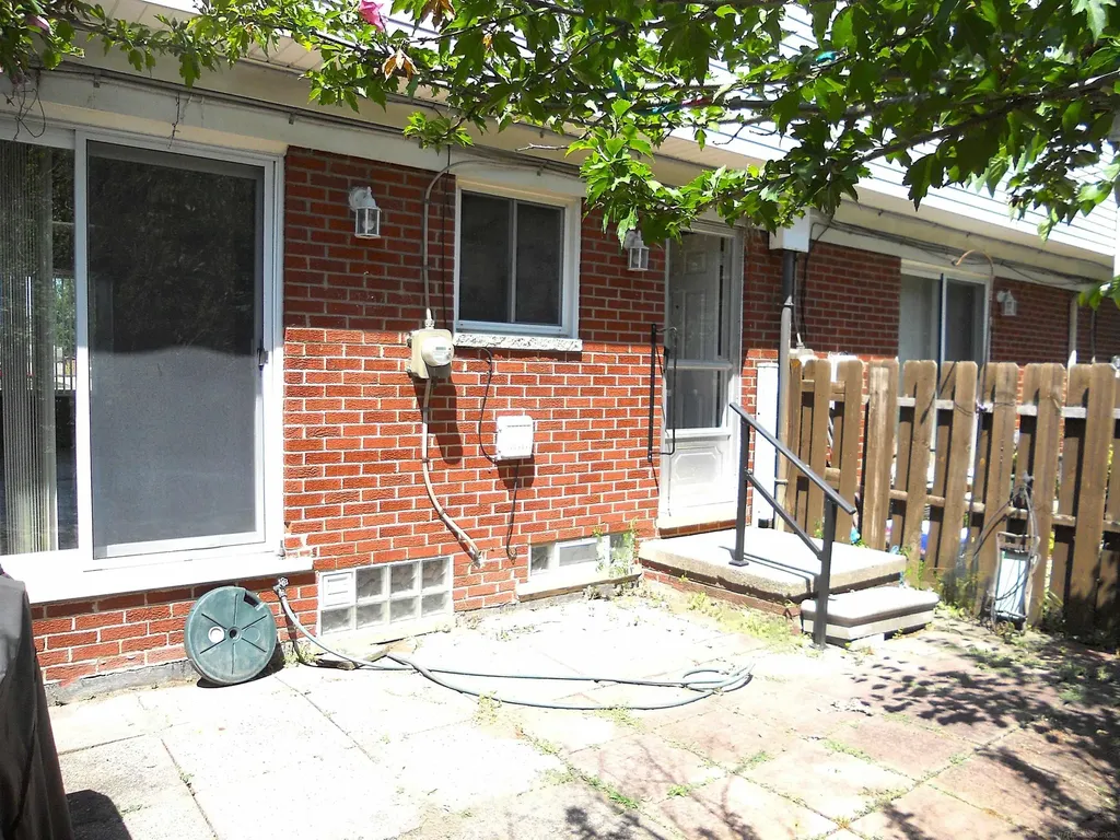 8192 Farnum Avenue Warren City MI 48093