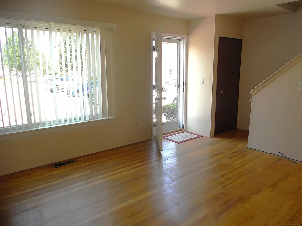8192 Farnum Avenue Warren City MI 48093