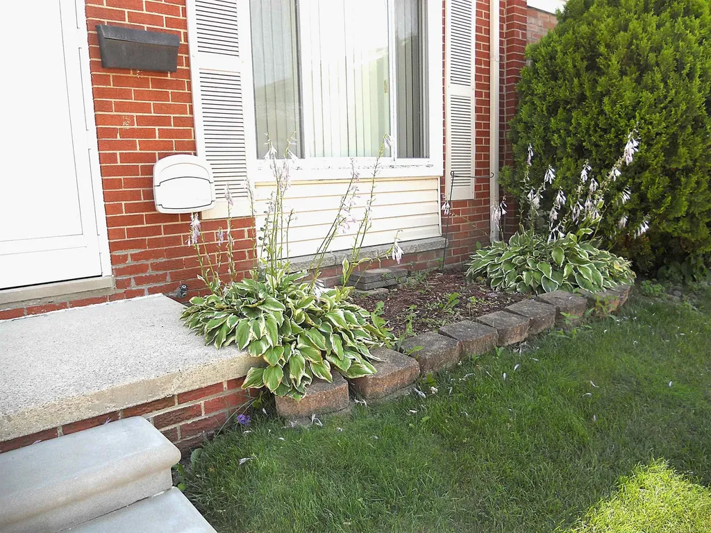 8192 Farnum Avenue Warren City MI 48093