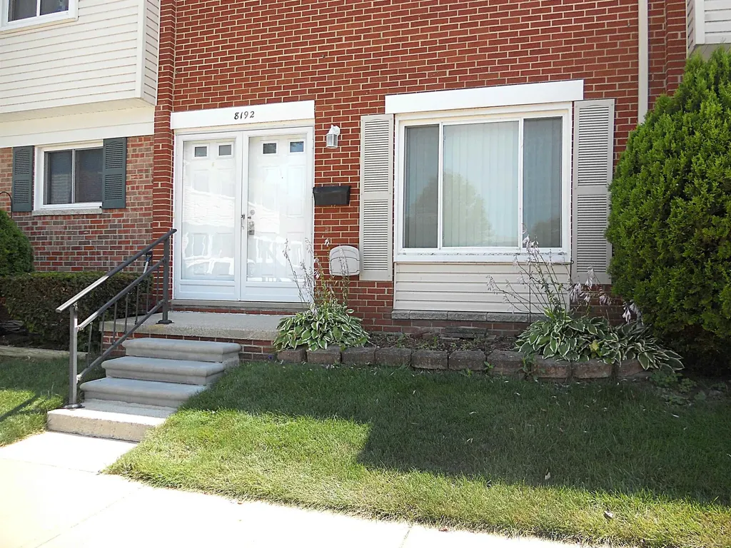 8192 Farnum Avenue Warren City MI 48093