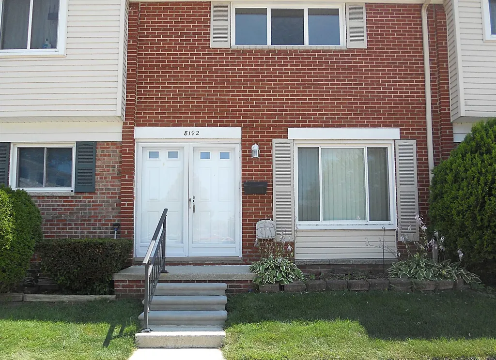 8192 Farnum Avenue Warren City MI 48093