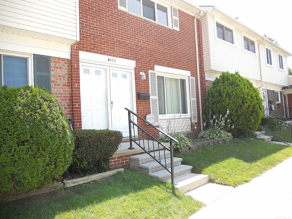 8192 Farnum Avenue Warren City MI 48093