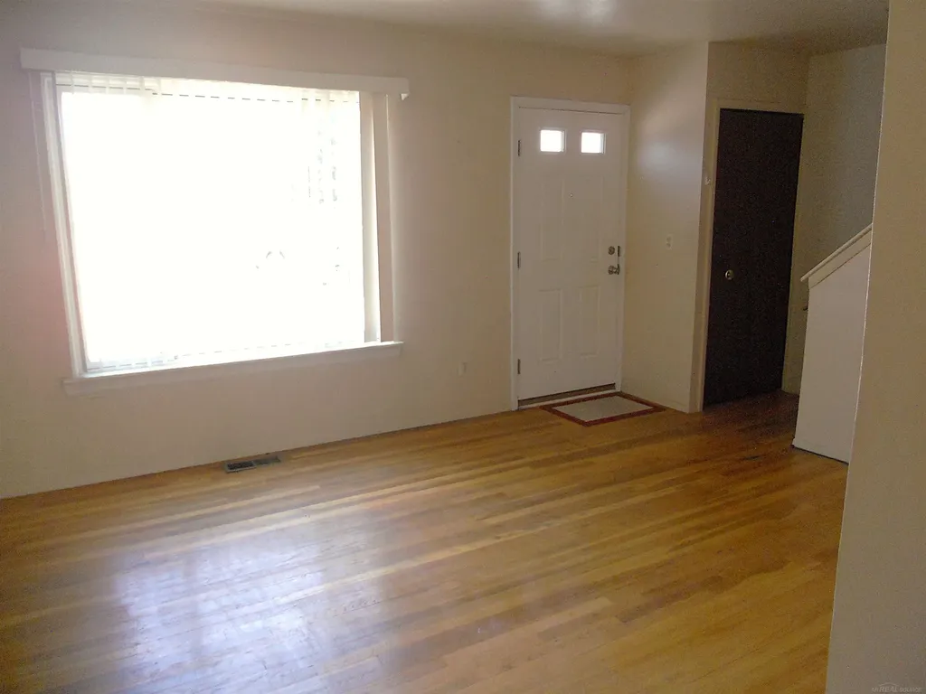 8192 Farnum Avenue Warren City MI 48093