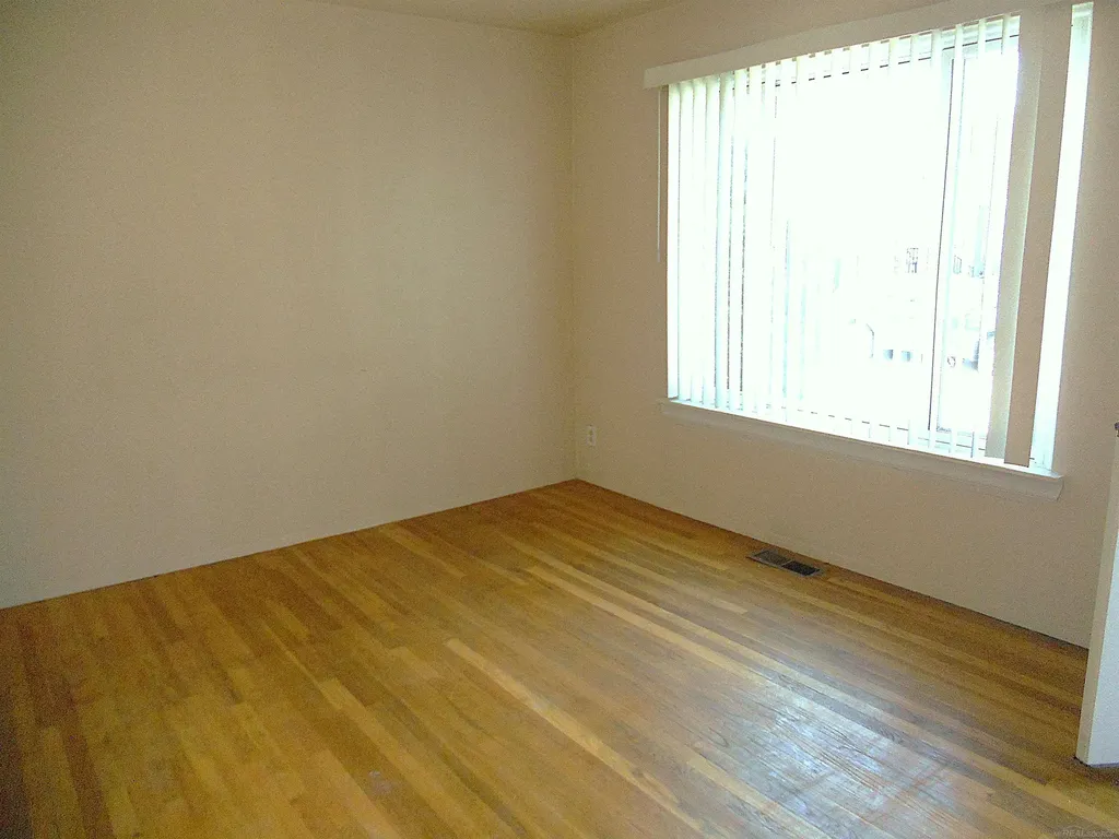 8192 Farnum Avenue Warren City MI 48093