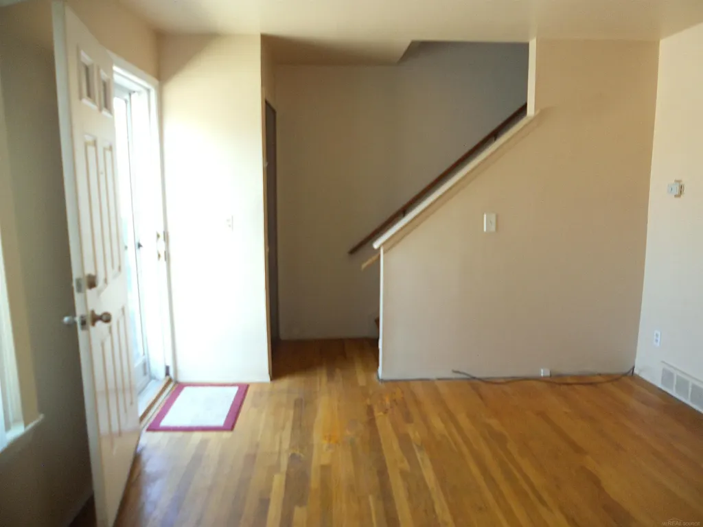 8192 Farnum Avenue Warren City MI 48093