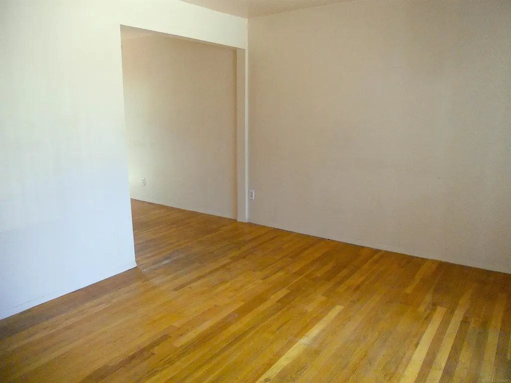 8192 Farnum Avenue Warren City MI 48093