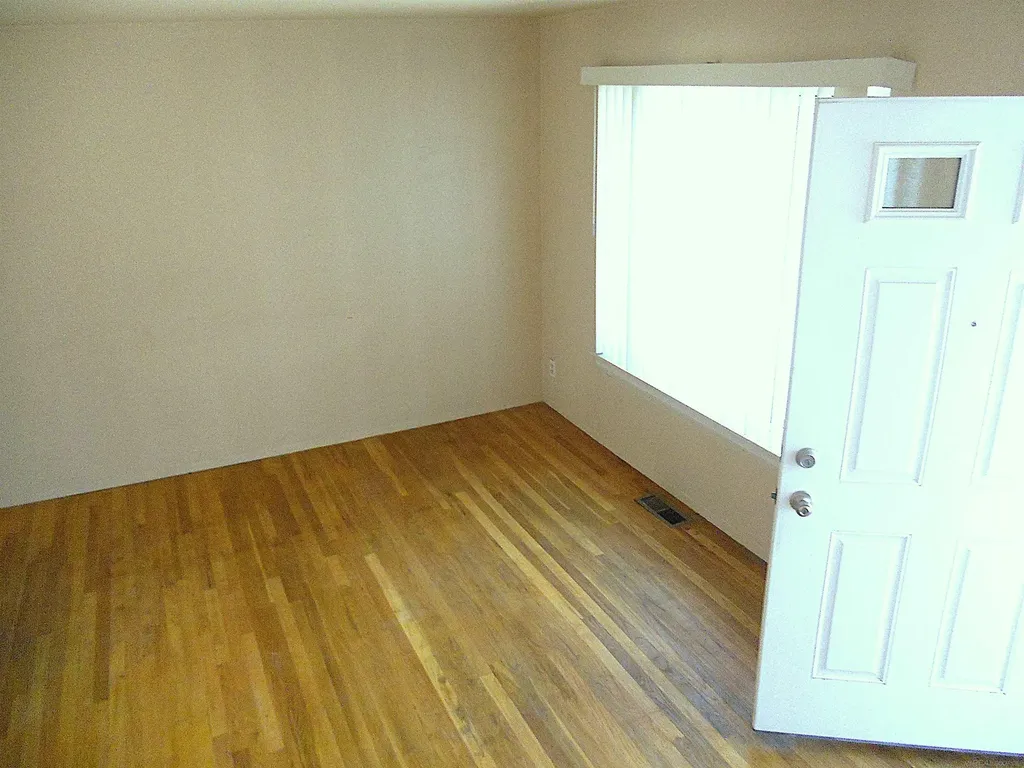 8192 Farnum Avenue Warren City MI 48093