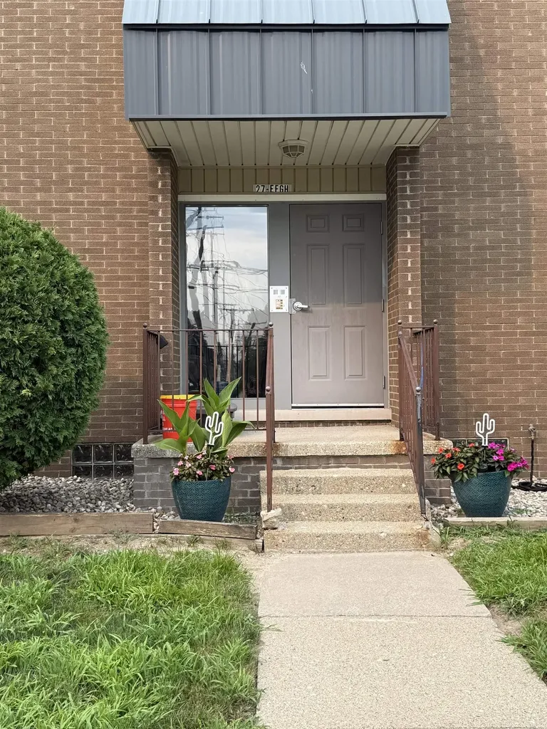 27 Dickinson Unit E Street Mt. Clemens City MI 48043