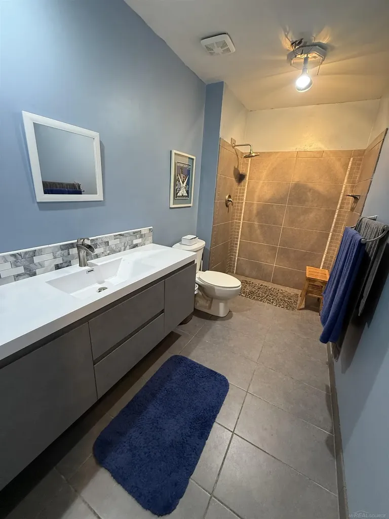 27 Dickinson Unit E Street Mt. Clemens City MI 48043