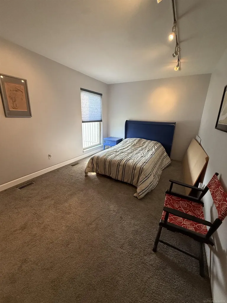 27 Dickinson Unit E Street Mt. Clemens City MI 48043