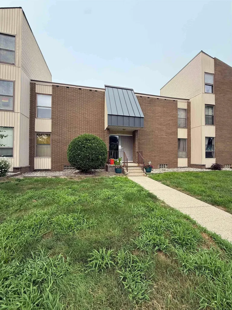 27 Dickinson Unit E Street Mt. Clemens City MI 48043