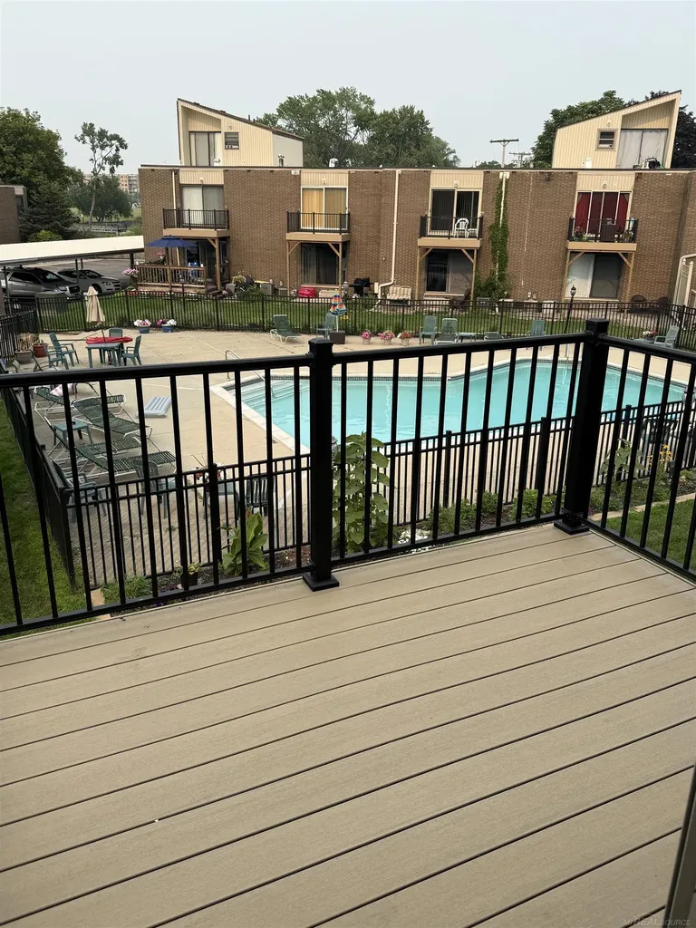 27 Dickinson Unit E Street Mt. Clemens City MI 48043