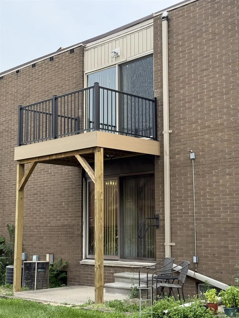 27 Dickinson Unit E Street Mt. Clemens City MI 48043