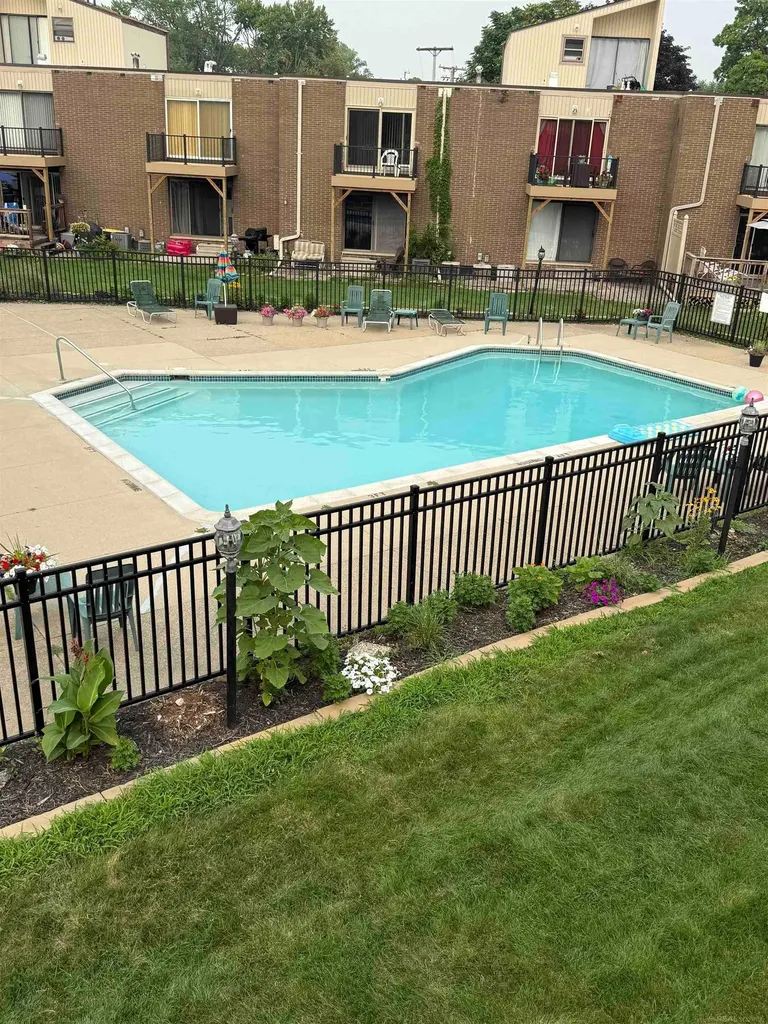 27 Dickinson Unit E Street Mt. Clemens City MI 48043