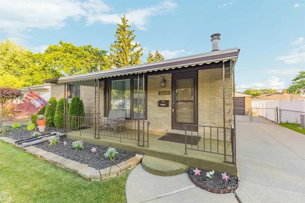 21436 Parkway Street St. Clair Shores City MI 48082