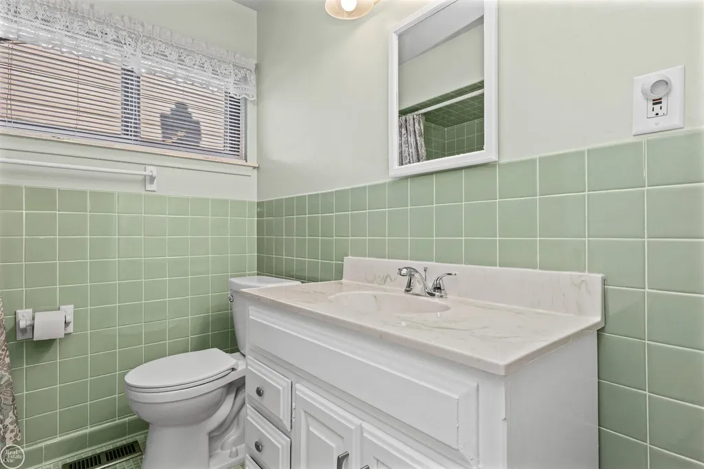 21436 Parkway Street St. Clair Shores City MI 48082