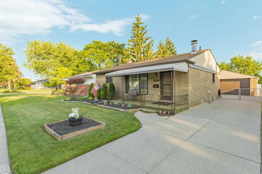 21436 Parkway Street St. Clair Shores City MI 48082