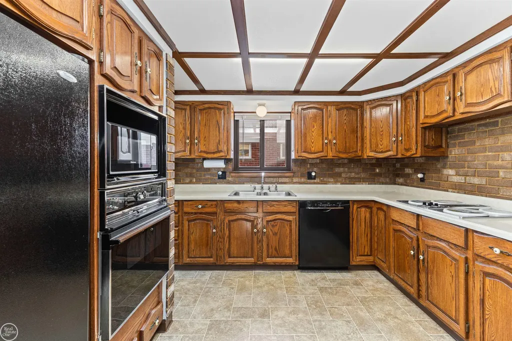 21436 Parkway Street St. Clair Shores City MI 48082
