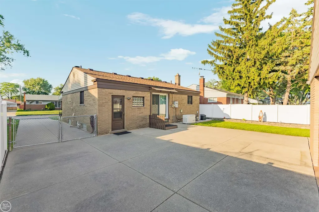 21436 Parkway Street St. Clair Shores City MI 48082