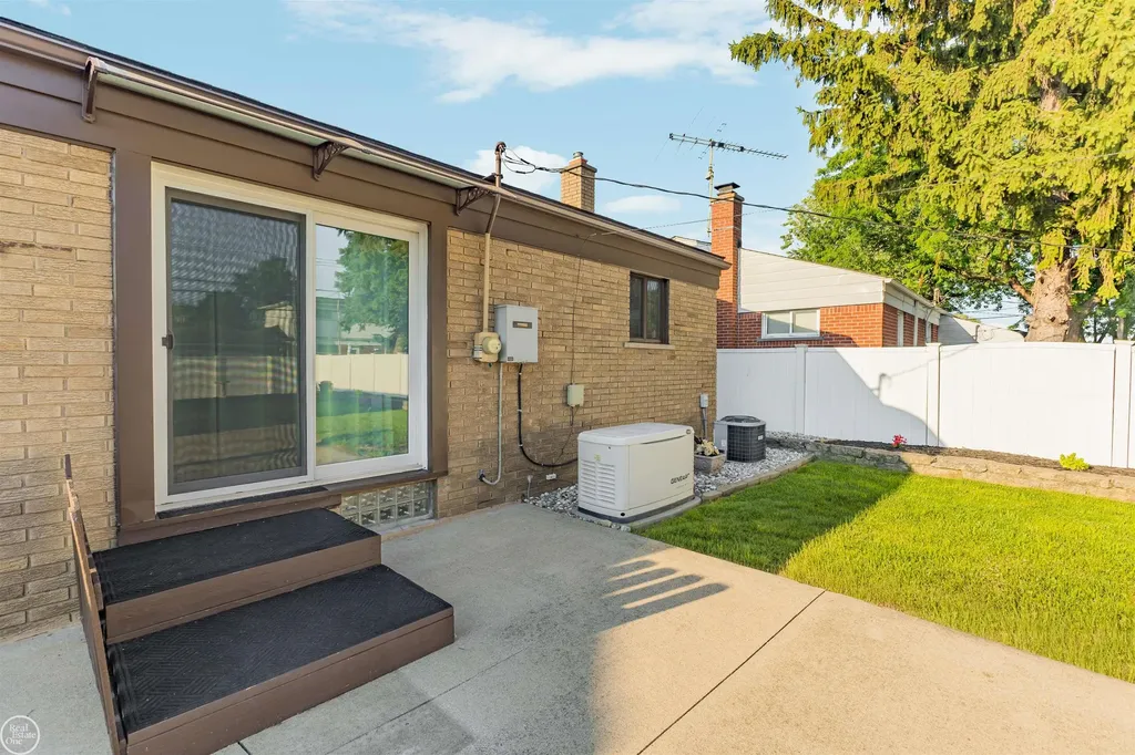 21436 Parkway Street St. Clair Shores City MI 48082
