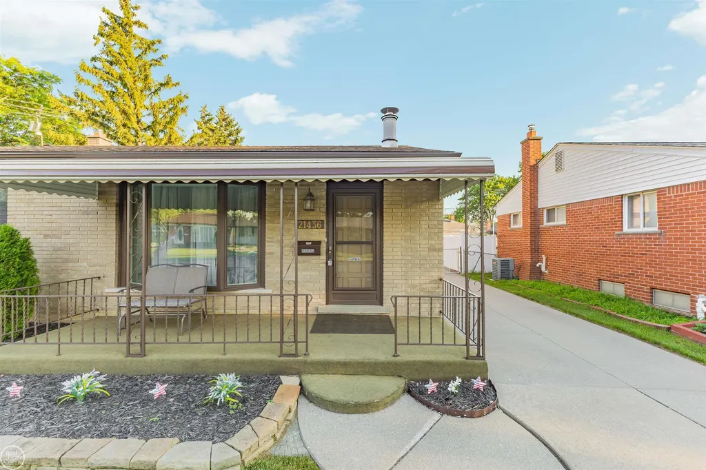 21436 Parkway Street St. Clair Shores City MI 48082