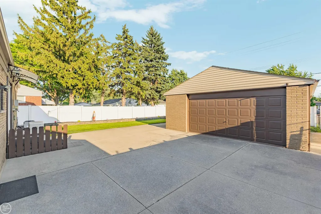 21436 Parkway Street St. Clair Shores City MI 48082
