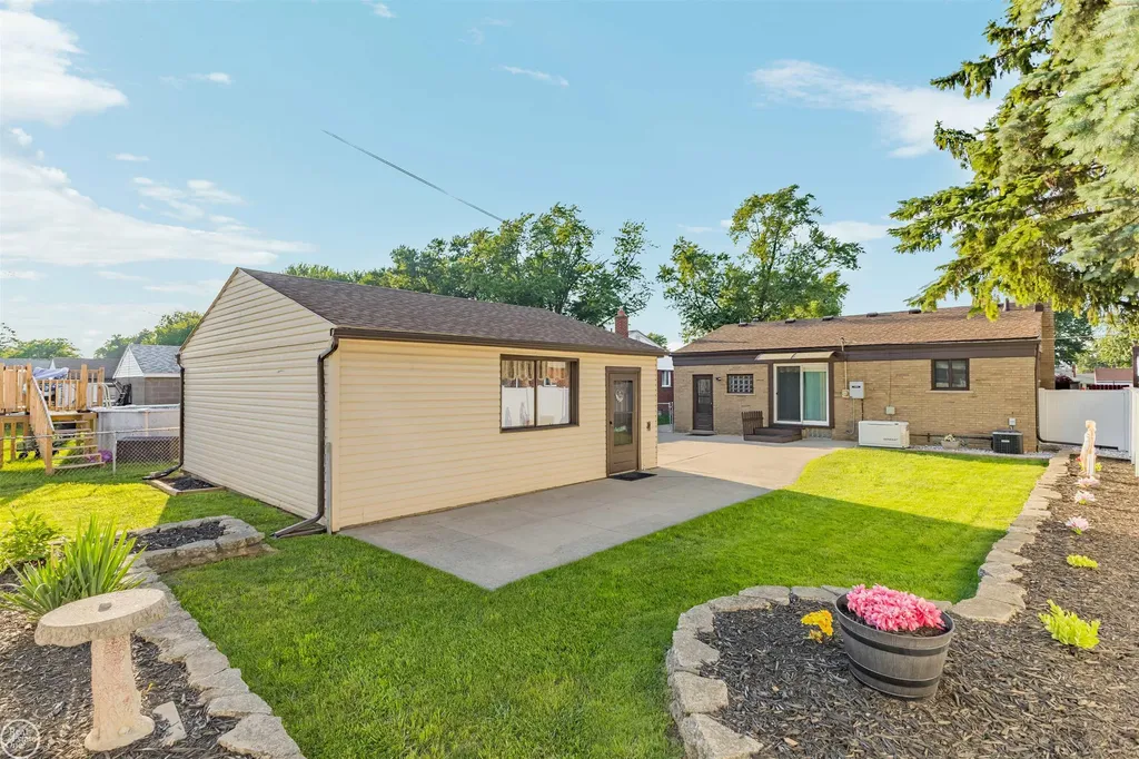 21436 Parkway Street St. Clair Shores City MI 48082