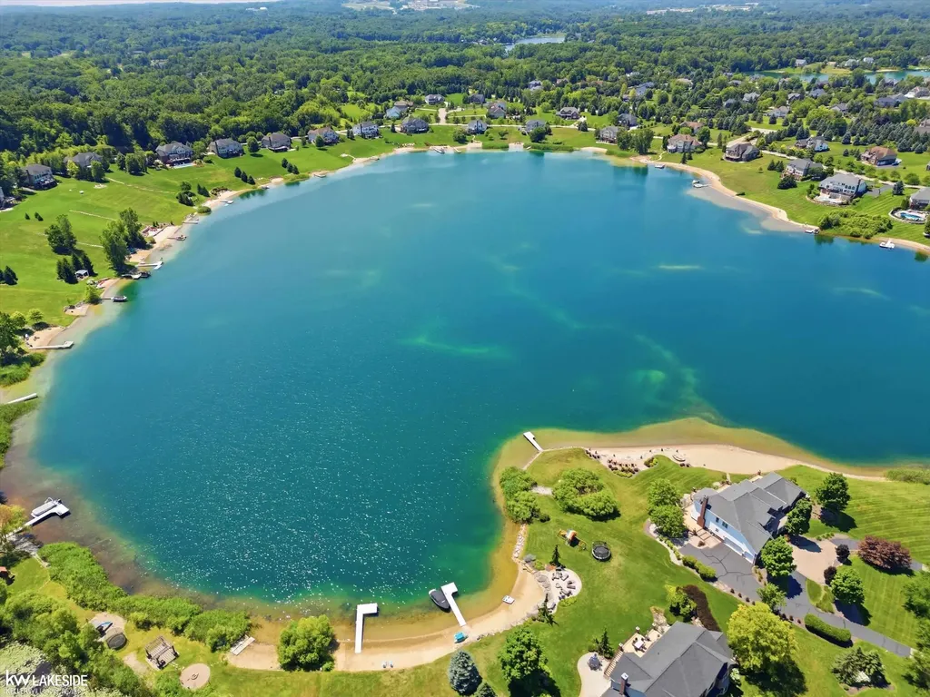 1622 Hunters Lake Drive Milford Village MI 48380