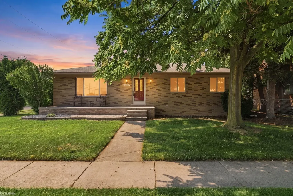 19580 Glenn Street Roseville City MI 48066