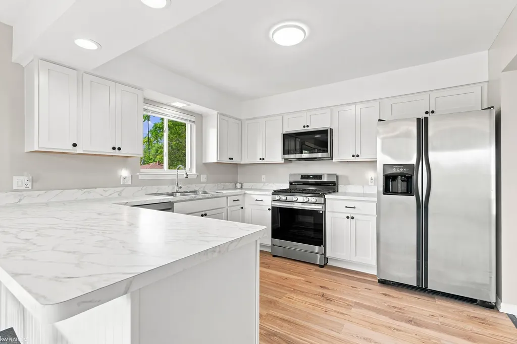 19580 Glenn Street Roseville City MI 48066