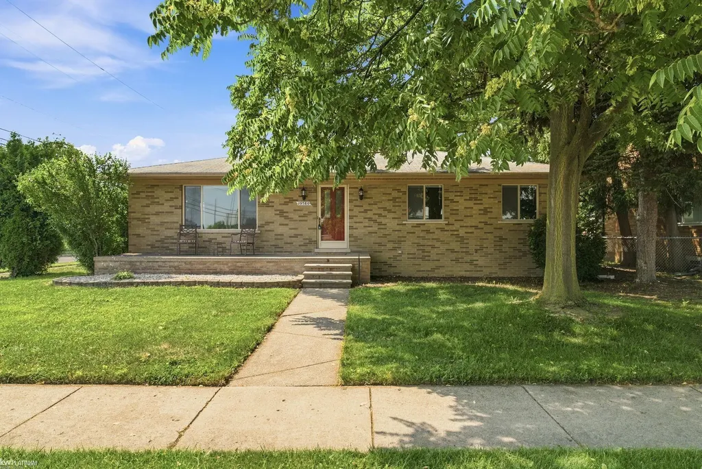 19580 Glenn Street Roseville City MI 48066