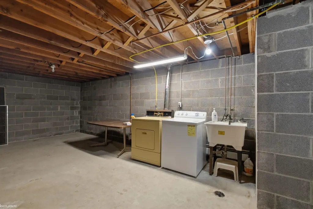 19580 Glenn Street Roseville City MI 48066
